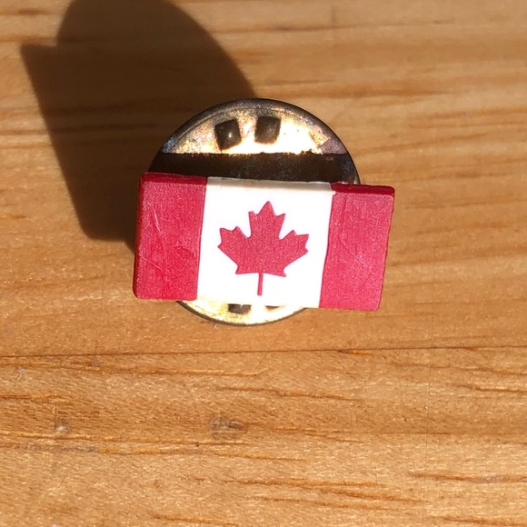 Canadian Flag Pin - Picture 1 of 2